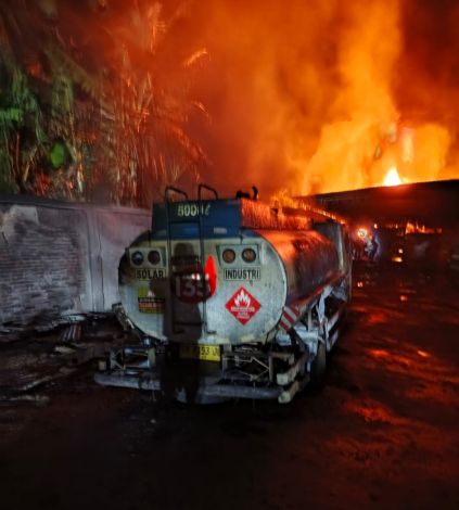 Gudang Diduga Tempat Penimbunan Solar di Rumbai Terbakar, Polisi Lakukan Penyelidikan 