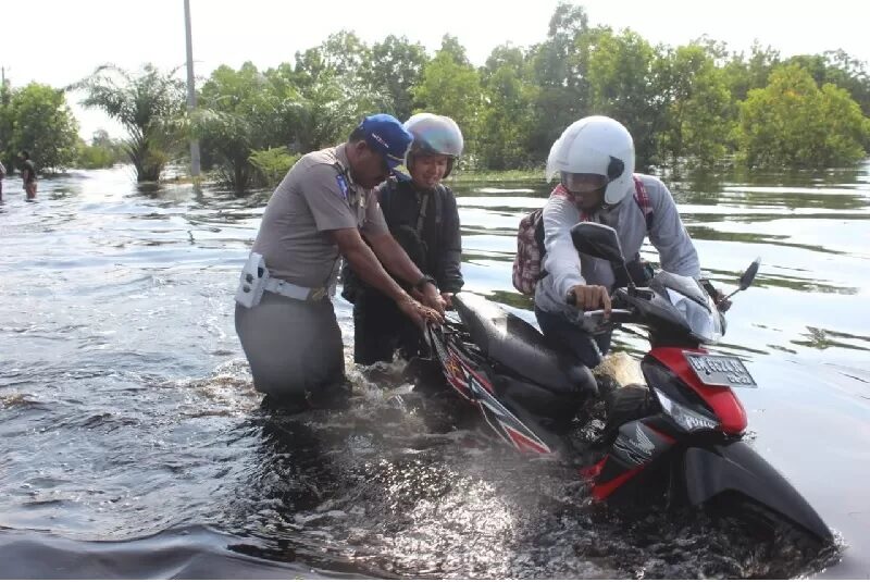 Sungai Kampar Meluap, Jalan Lintas Timur Nyaris Lumpuh