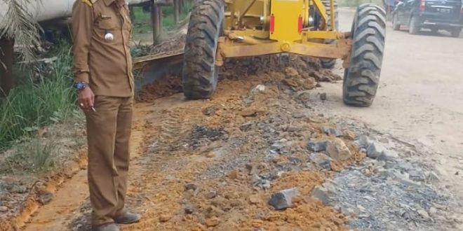 Bupati Rohil Gerak Cepat, Perbaiki Jalan Rusak di Kubu dan Kuba dengan Alat Berat