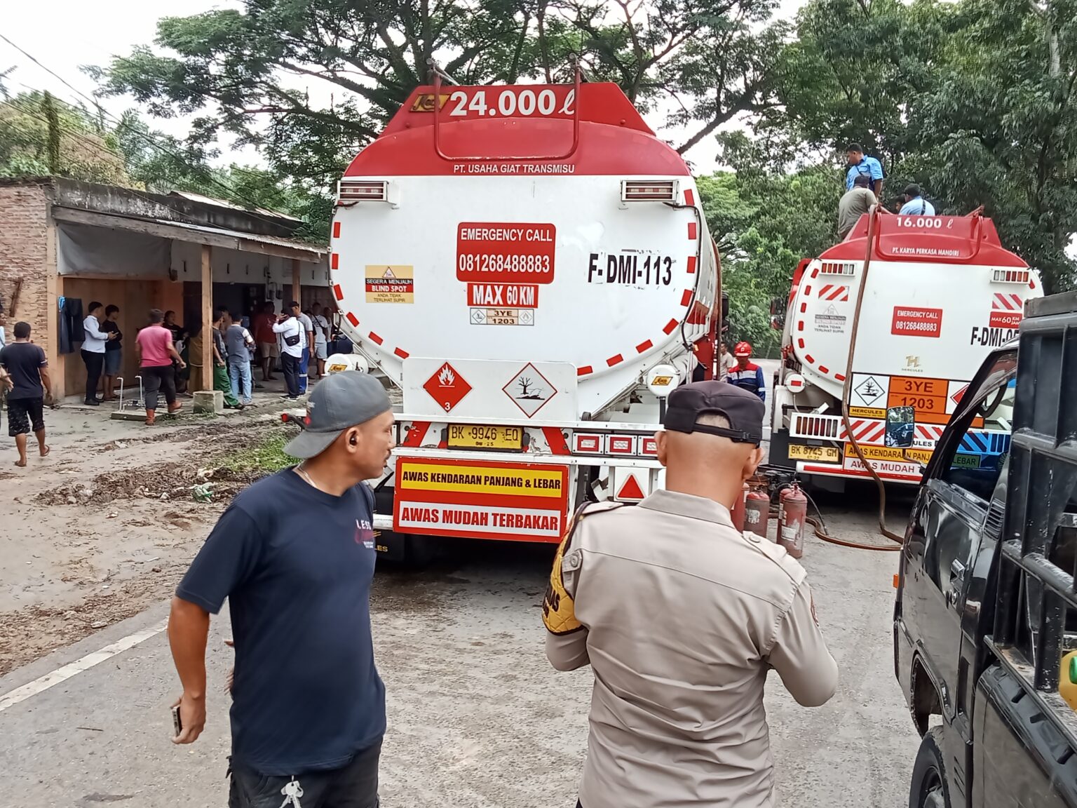 Truk Tangki BBM Diserempet di Jalan Soekarno-Hatta, Solar Tumpah, Sopir Penabrak Kabur