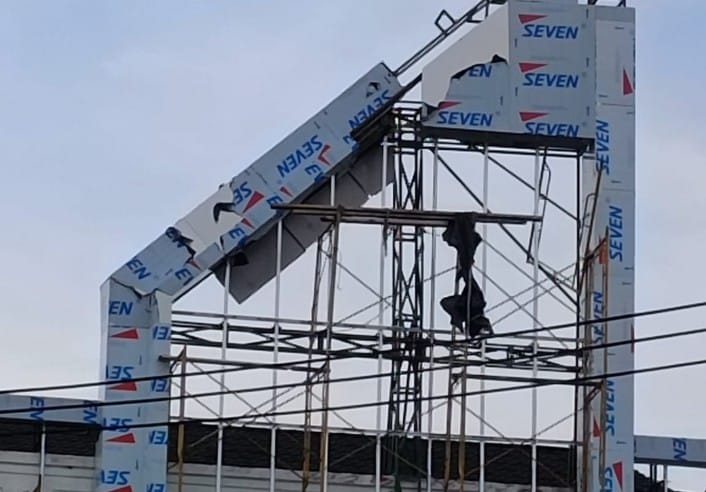 Pekerja Bangunan Jatuh dari Proyek Gedung BRK Dumai, Alami Luka Serius