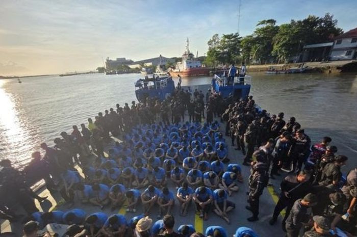 Sering Pakai HP dan Narkoba, 100 Napi Riau Dibuang ke Nusakambangan