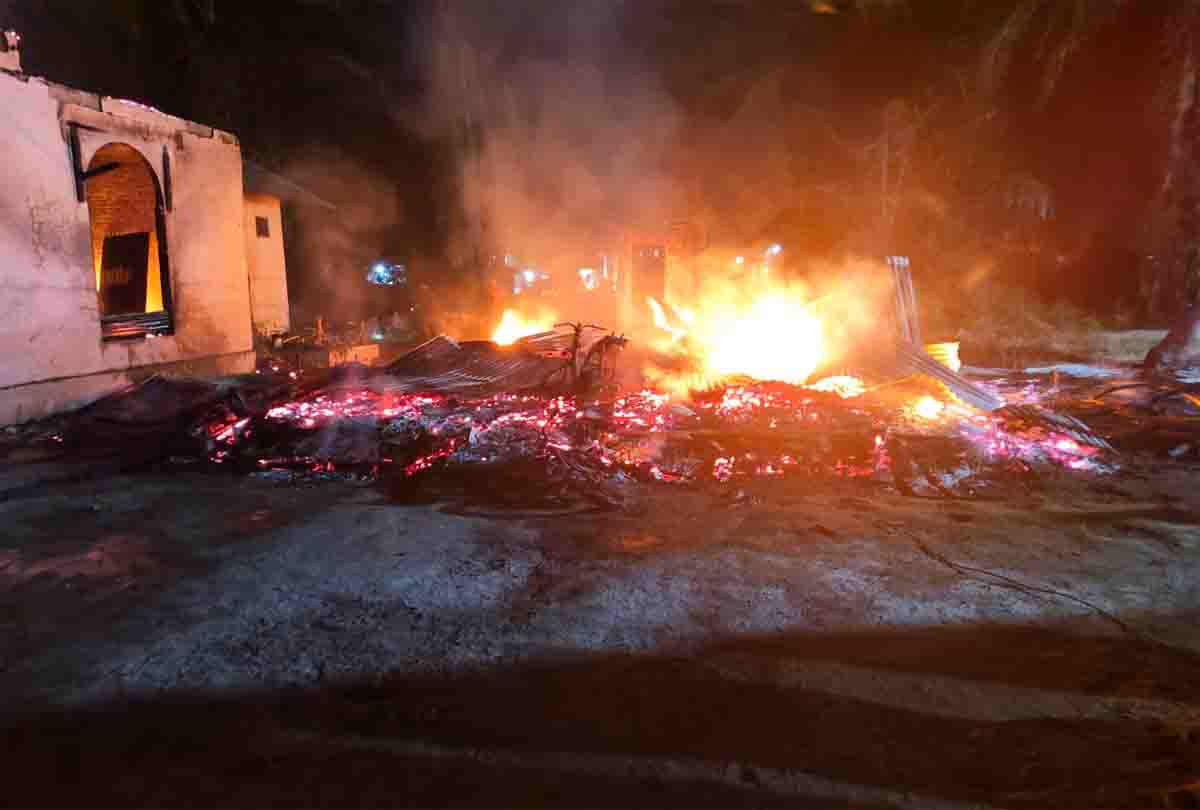 Kebakaran Hebat Jelang Subuh di Rohil, Dua Rumah Ludes Dilalap Api