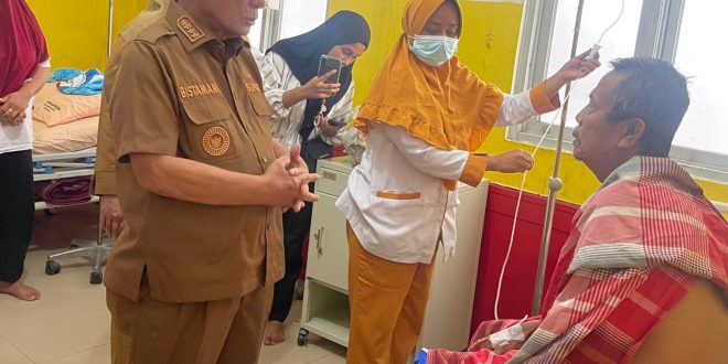 Bupati Rohil Jenguk Pasien Keracunan Makanan