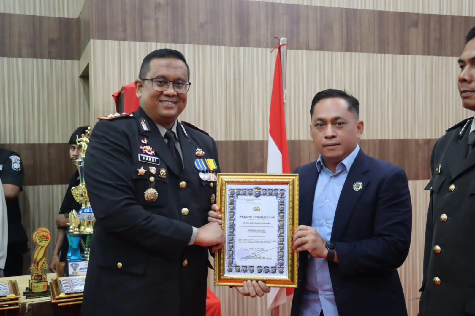 Apresiasi Sinergi Pers dan Polri, Ketua PWI Dumai Terima Penghargaan dari Kapolres