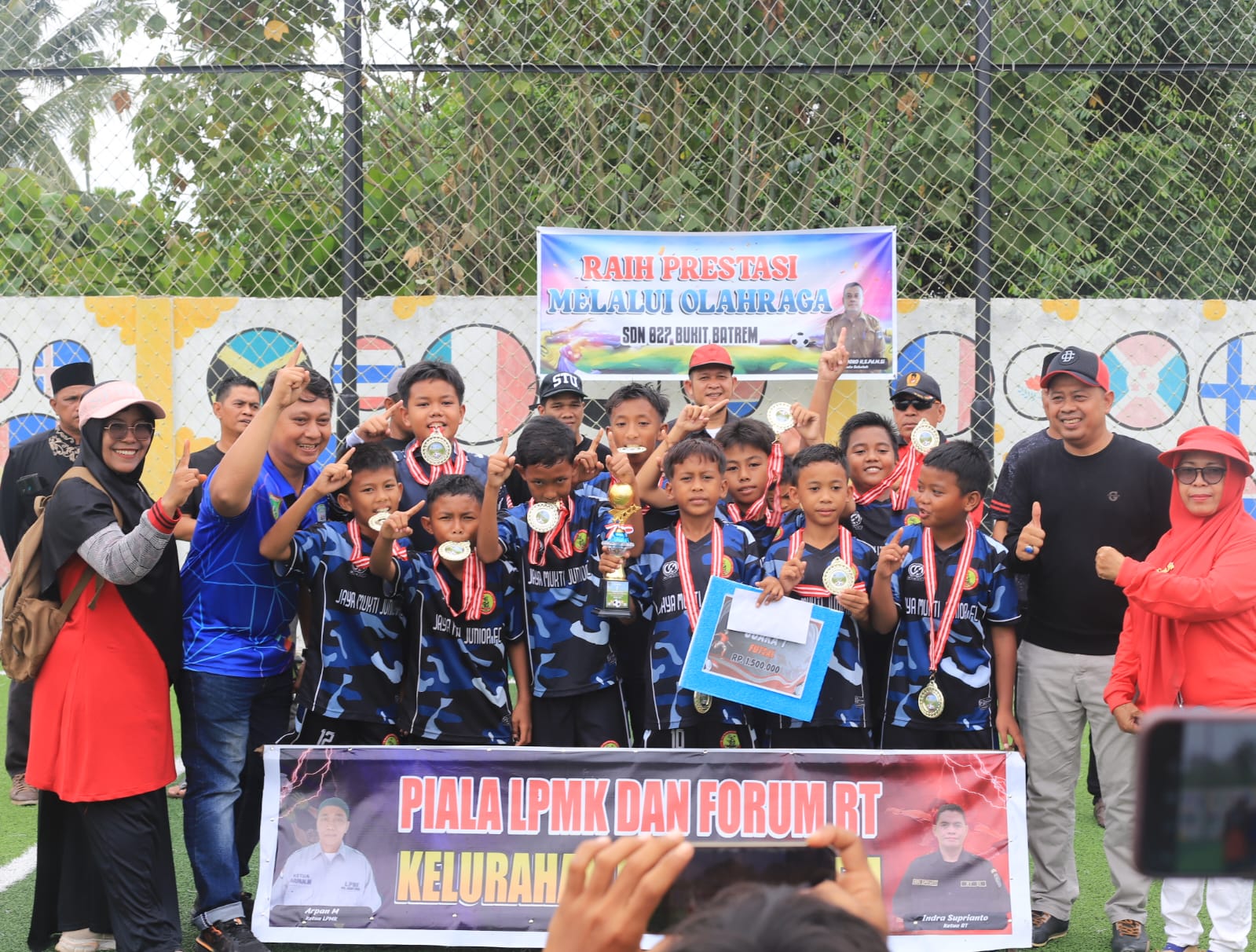 SDN 020 Jaya Mukti Juara Futsal LPMK dan Forum RT Bukit Batrem