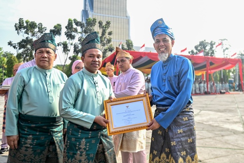 Walikota Dumai, H. Paisal, menerima Piagam Penghargaan Pembangunan Daerah Provinsi Riau Tahun 2025 dari Gubernur Riau, Abdul Wahid