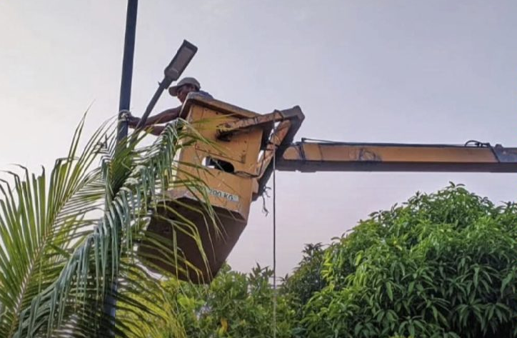 Petugas Dishub Dumai Gerak Cepat Perbaiki LPJU di Tiga Titik Berbeda