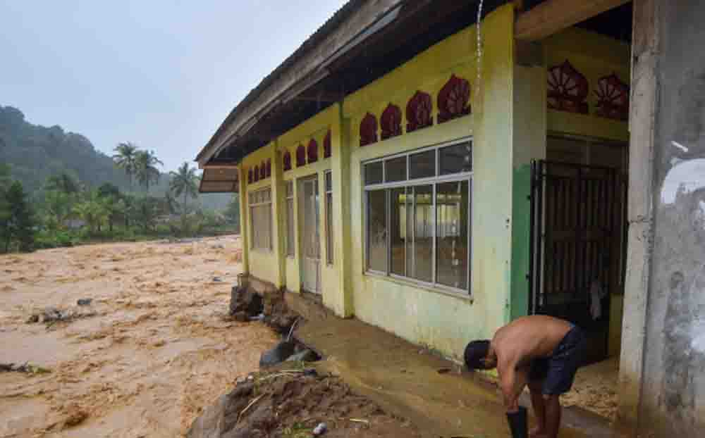 Longsor Kepung Malalak! Tim Penyelamat Tak Bisa Masuk, Dua Warga Hilang Diseret Banjir