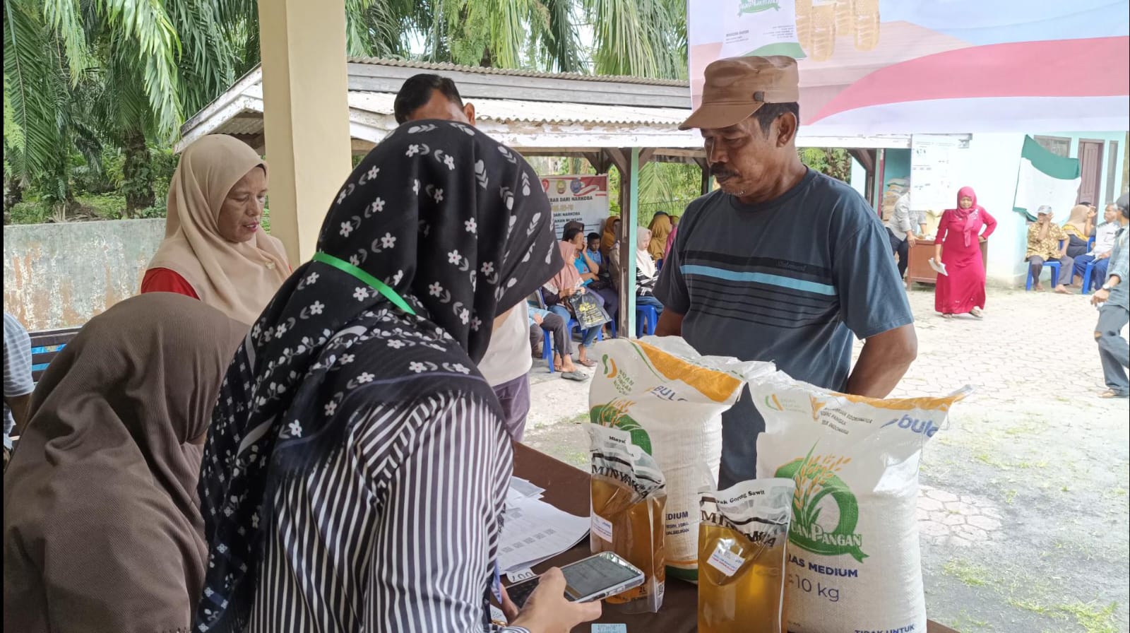 11.262 Warga Dumai Terima Bantuan Beras dan Minyak Goreng