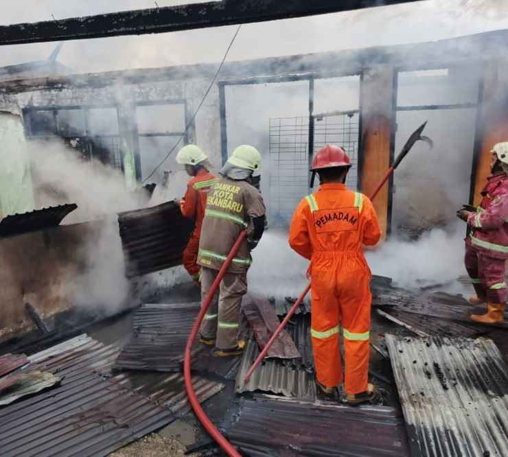 Api Mengamuk di Tangkerang Tengah, Kerugian Capai Rp1,2 Miliar, Satu Warga Terluka