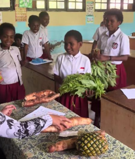 Viral Momen Guru Pedalaman Papua Dapat Kado Hasil Bumi di Hari Guru Nasional
