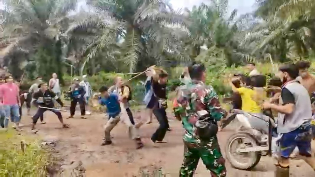 Polres Bengkalis menetapkan dua tersangka kasus pengeroyokan terkait bentrokan PT Sinar Inti Sawit (SIS) dan PT Palma Agung Bertuah (PAB) di Bathin Solapan.