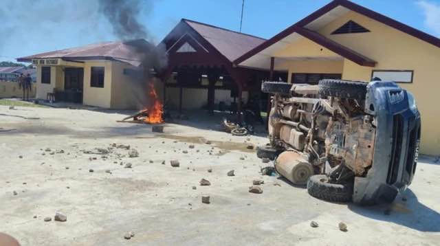 Polsek Muara Batang Gadis dirusak dan dibakar Massa