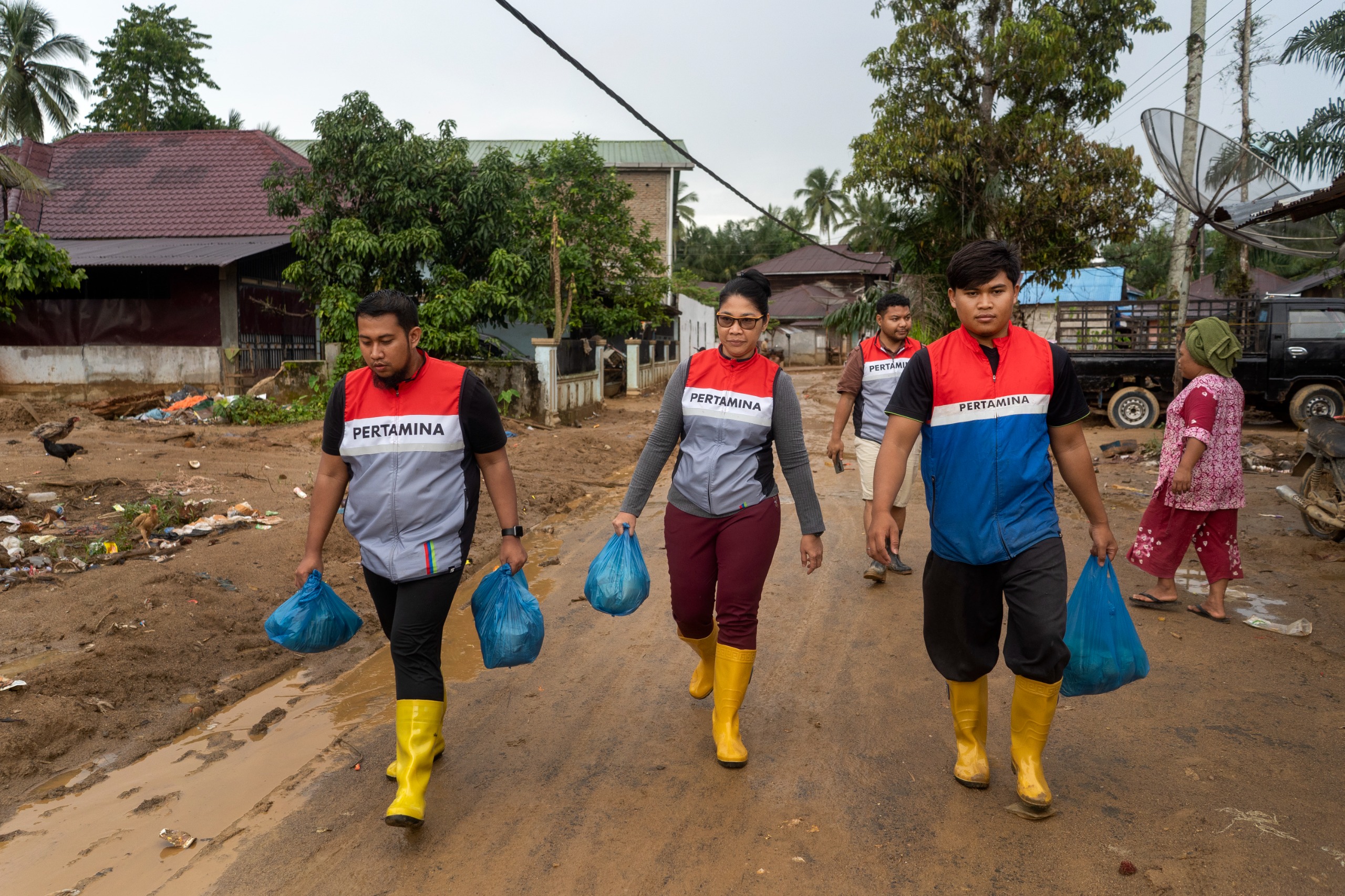 Relawan Pertamina Peduli Bergerak Jemput Bola, Layani Warga Terdampak Banjir dan Longsor di Sumatra