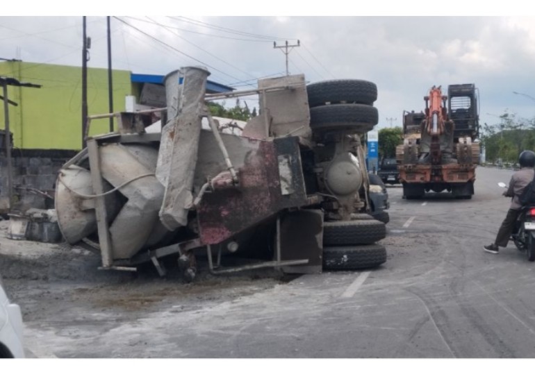Diduga Rem Mendadak, Truk Molen Rebah Kuda di Simpang Bumi Ayu Dumai
