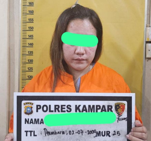 Unit PPA Satreskrim Polres Kampar mengamankan wanita muda berinisial TI (25) yang diduga menganiaya istri sah hingga kepala korban robek tujuh jahitan