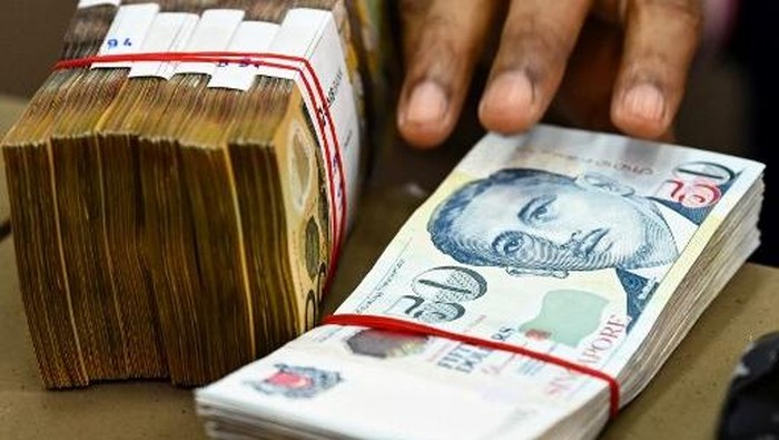 Ilustrasi dolar Singapura (AFP/ROSLAN RAHMAN)