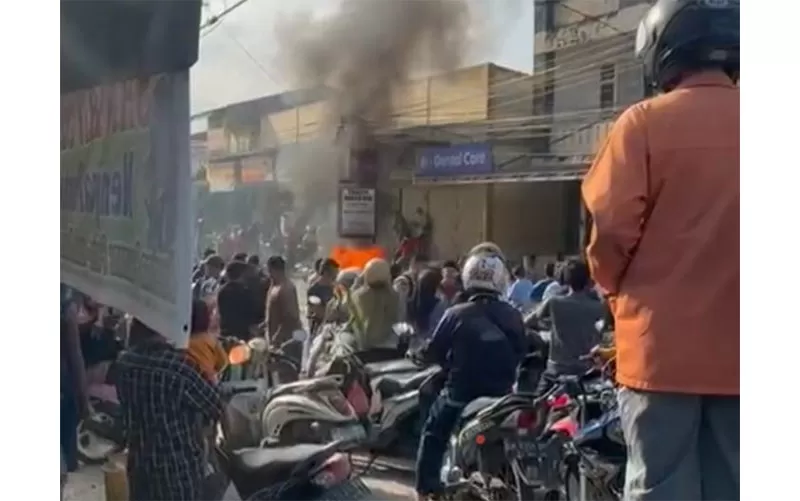 Tabrak Warga hingga Tewas di Pekanbaru, Motor Pelaku Dibakar Massa