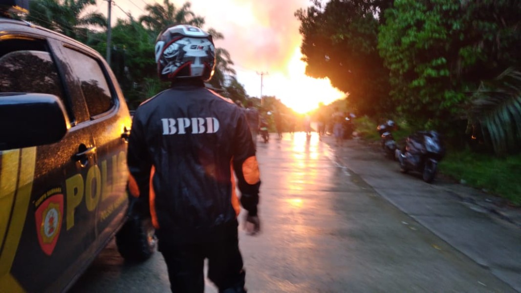 Ledakan pipa gas PGN di Desa Batu Ampar, Inhil, memicu kebakaran hebat.