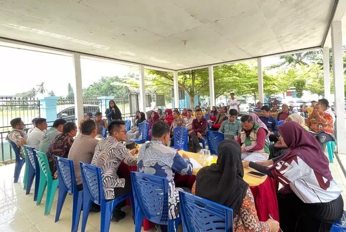 Emak-emak di Rohul Geruduk Peternakan Ayam