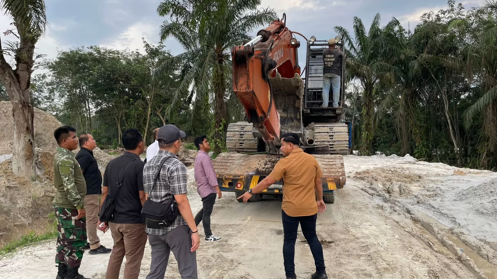 Polisi Grebek Tambang Ilegal di Kampar, Dua Pekerja Diamankan 