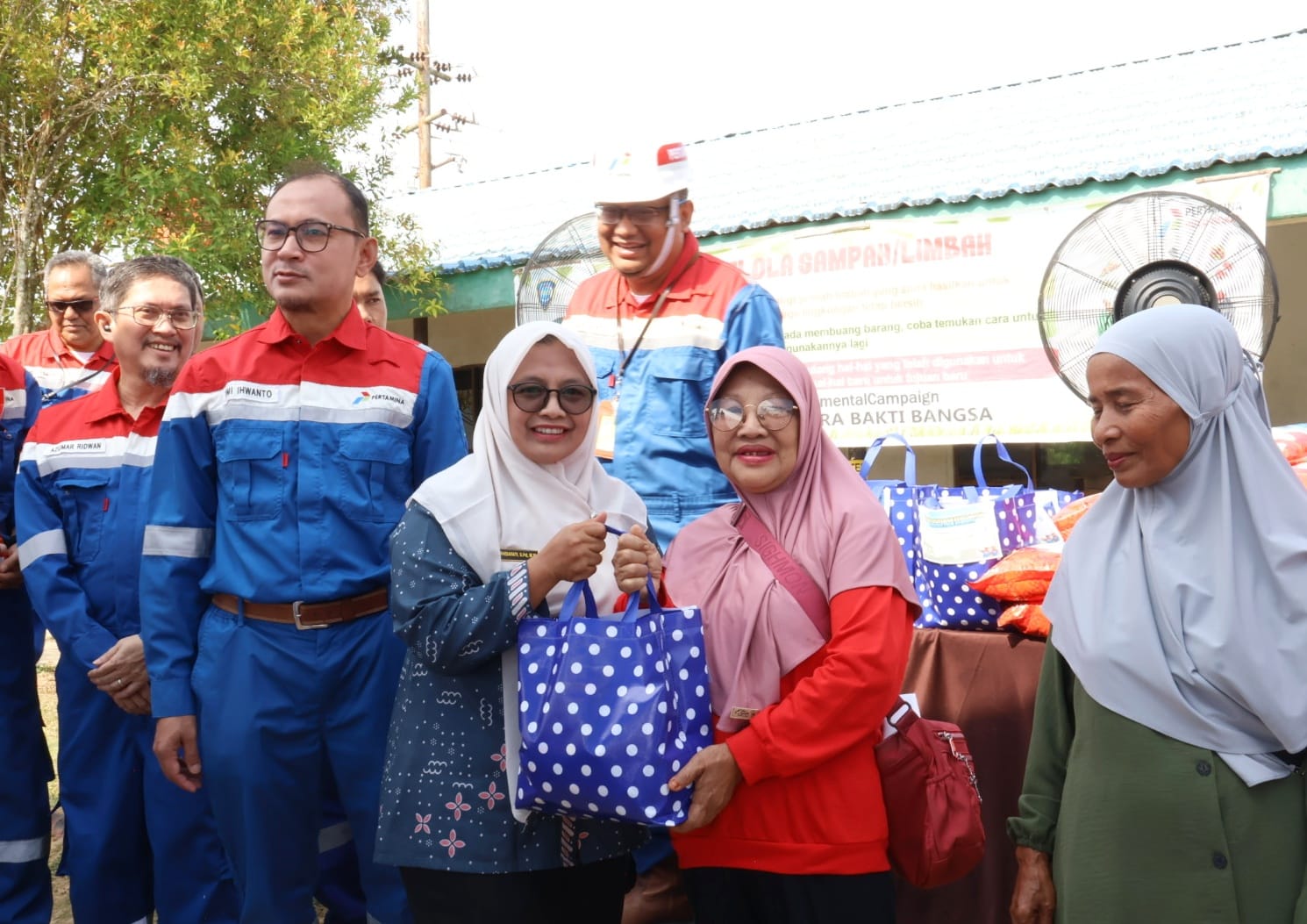 PHR Berbagi Sembako dan Edukasi Keselamatan Warga Bangko dan Duri