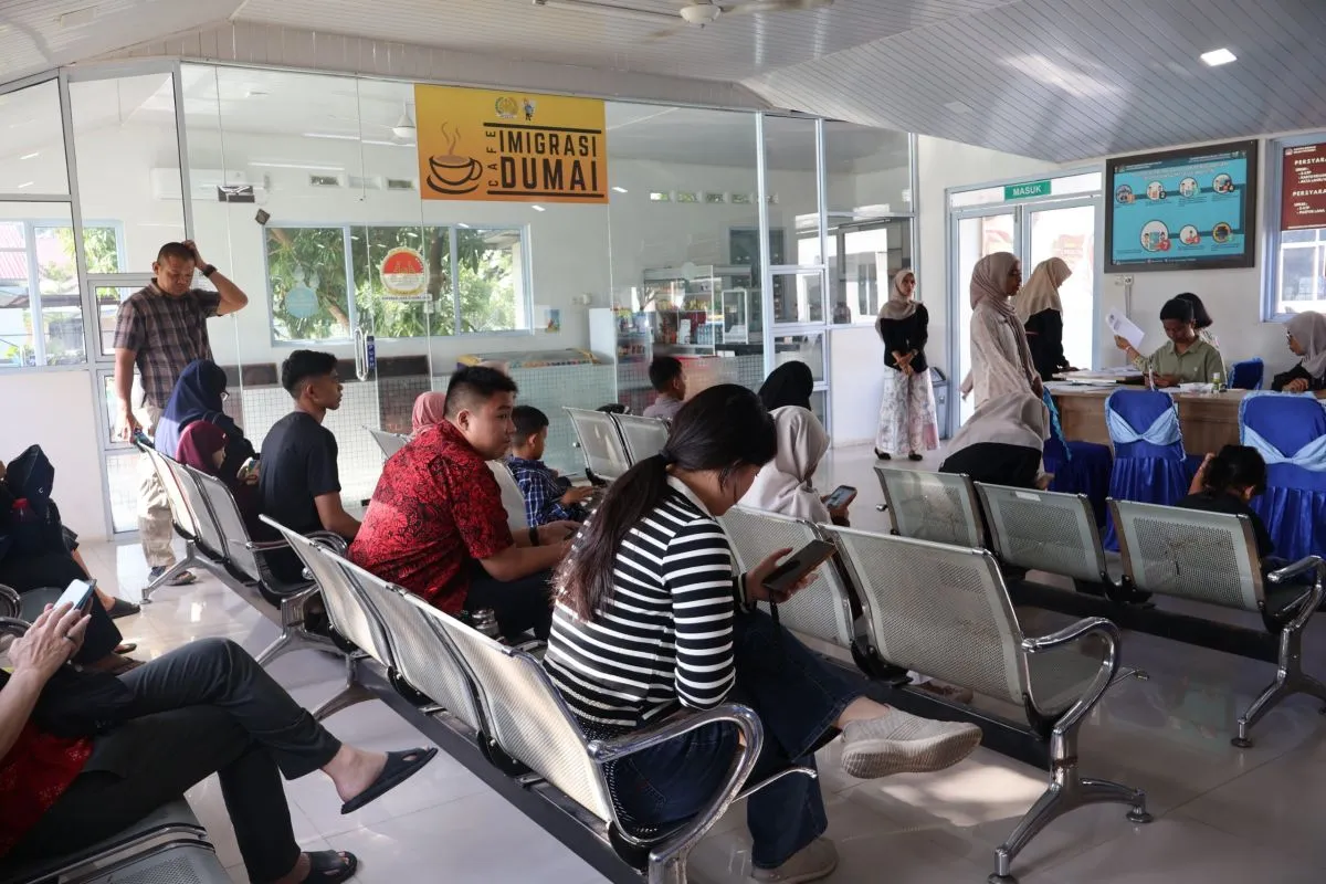 Suasana pelayanan paspor di Kantor Imigrasi Dumai.