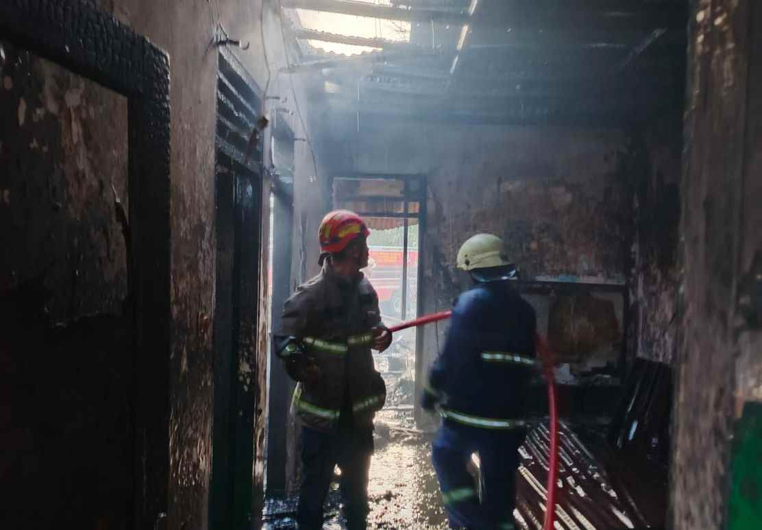 Kebakaran melanda Asrama Pancasila di Pekanbaru. Enam petak rumah hangus terbakar Rabu sore, kerugian ditaksir mencapai Rp500 juta.