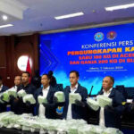 Petugas Badan Narkotika Nasional (BNN) menunjukkan barang bukti sabu seberat 160 kilogram saat konferensi pers pengungkapan jaringan internasional Segitiga Emas di Jakarta, Kamis (5/2/2026).