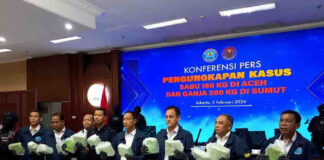 Petugas Badan Narkotika Nasional (BNN) menunjukkan barang bukti sabu seberat 160 kilogram saat konferensi pers pengungkapan jaringan internasional Segitiga Emas di Jakarta, Kamis (5/2/2026).
