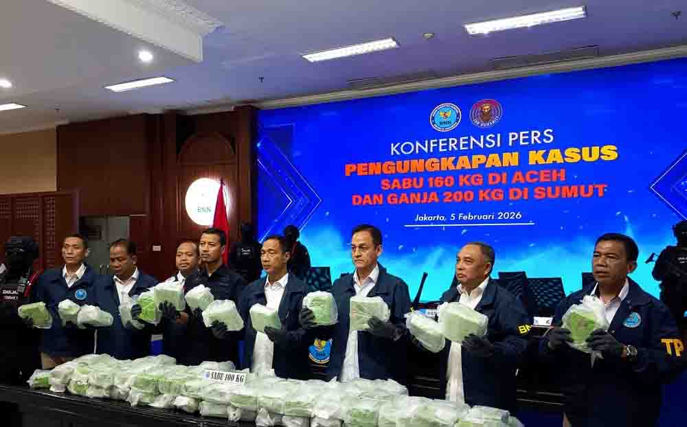 Petugas Badan Narkotika Nasional (BNN) menunjukkan barang bukti sabu seberat 160 kilogram saat konferensi pers pengungkapan jaringan internasional Segitiga Emas di Jakarta, Kamis (5/2/2026).