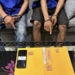 Dua tersangka kasus narkotika memperlihatkan barang bukti pil ekstasi saat diamankan Satres Narkoba Polres Dumai. Polisi menyita 35 butir pil ekstasi yang disembunyikan di bawah pintu rumah dan paha pelaku dari dua lokasi berbeda di Kota Dumai.