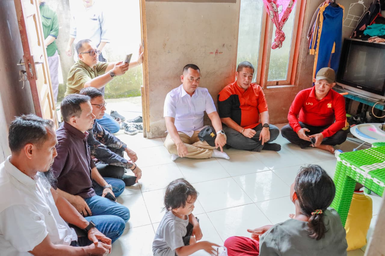 Ketua DPC Partai Gerindra Kota Dumai Johannes MP Tetelepta bersama jajaran pengurus menyambangi rumah keluarga Ibu Heni di Kelurahan Jaya Mukti, Dumai Timur, Jumat (6/2/2026), untuk menyerahkan bantuan pendidikan bagi anak-anak yang harus bersekolah di tengah keterbatasan ekonomi.