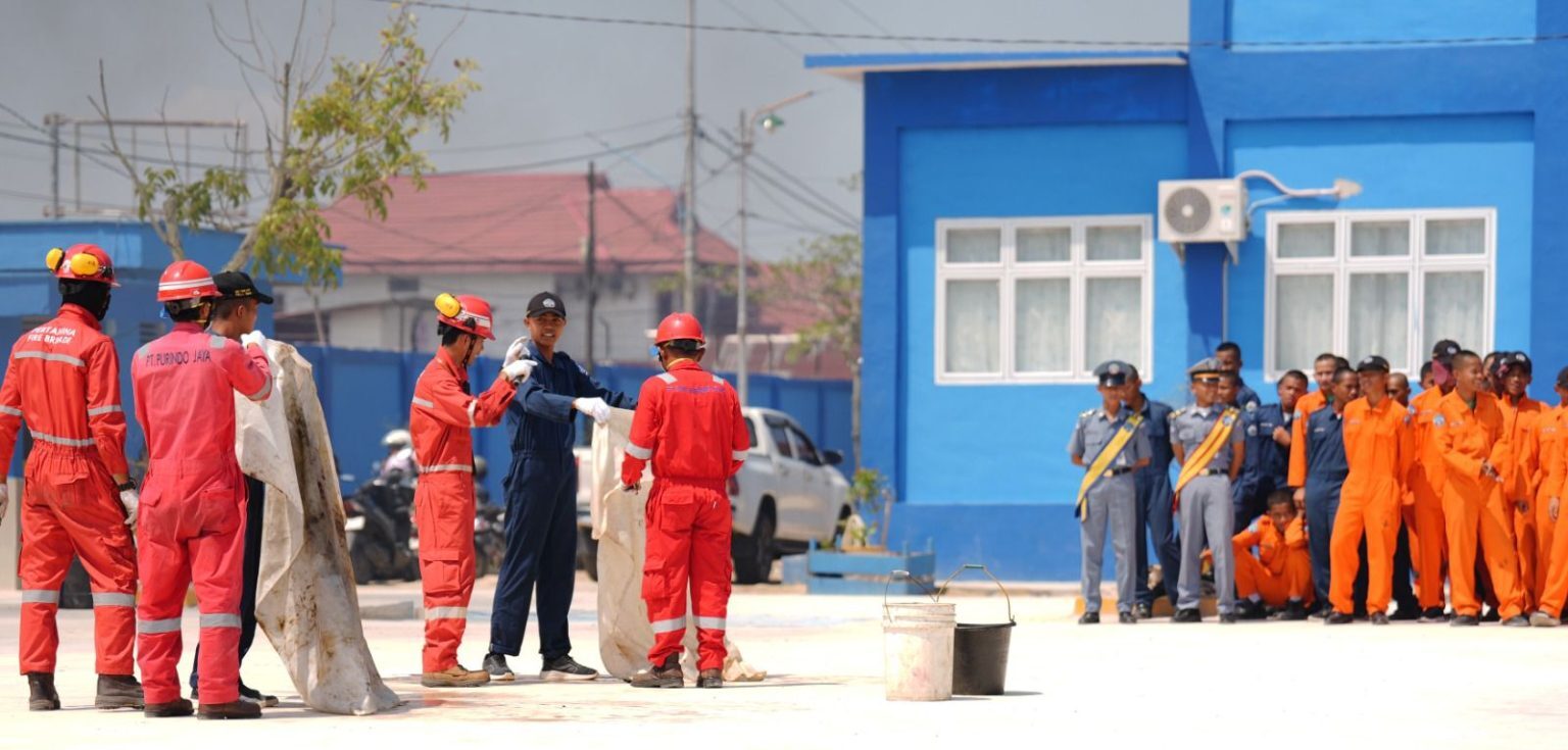 Sejumlah petugas HSSE PT Pertamina Patra Niaga Refinery Unit Dumai memberikan peragaan dan simulasi penanganan keadaan darurat kebakaran kepada siswa SMKN Perikanan Provinsi Riau, Selasa (10/2).