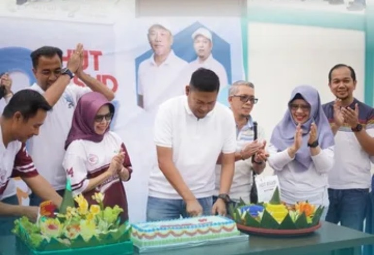 Direktur RSUD dr Suhatman MARS Kota Dumai, dr Eka Viora, memotong kue ulang tahun pada peringatan HUT ke-27 RSUD dr Suhatman MARS, sebagai simbol rasa syukur dan komitmen meningkatkan pelayanan kesehatan bagi masyarakat.