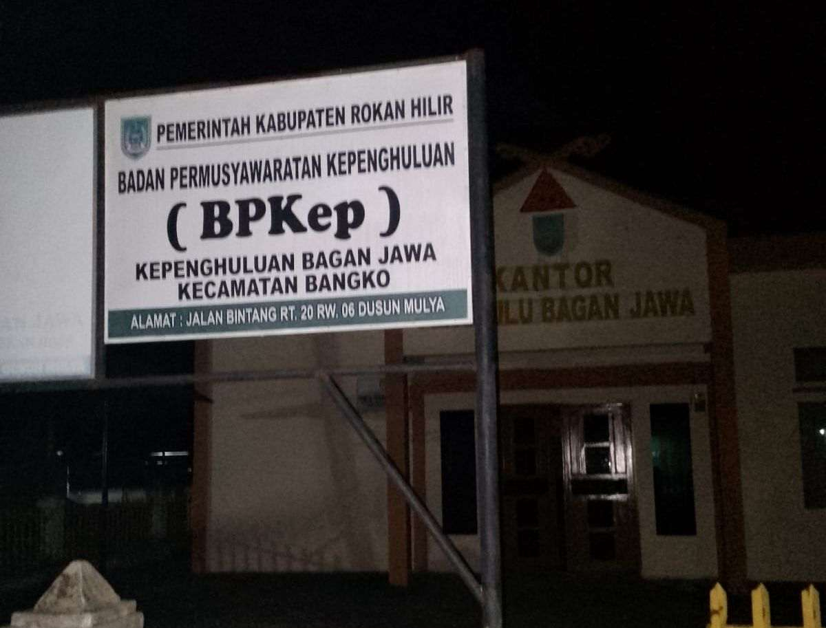 Kondisi Kantor Kepenghuluan Bagan Jawa, Kecamatan Bangko, Kabupaten Rokan Hilir, tampak gelap gulita pada malam hari akibat padamnya aliran listrik. Diduga listrik mati karena token habis, sehingga bangunan pelayanan publik tersebut terlihat seperti bangunan terbengkalai dan menuai sorotan warga.
