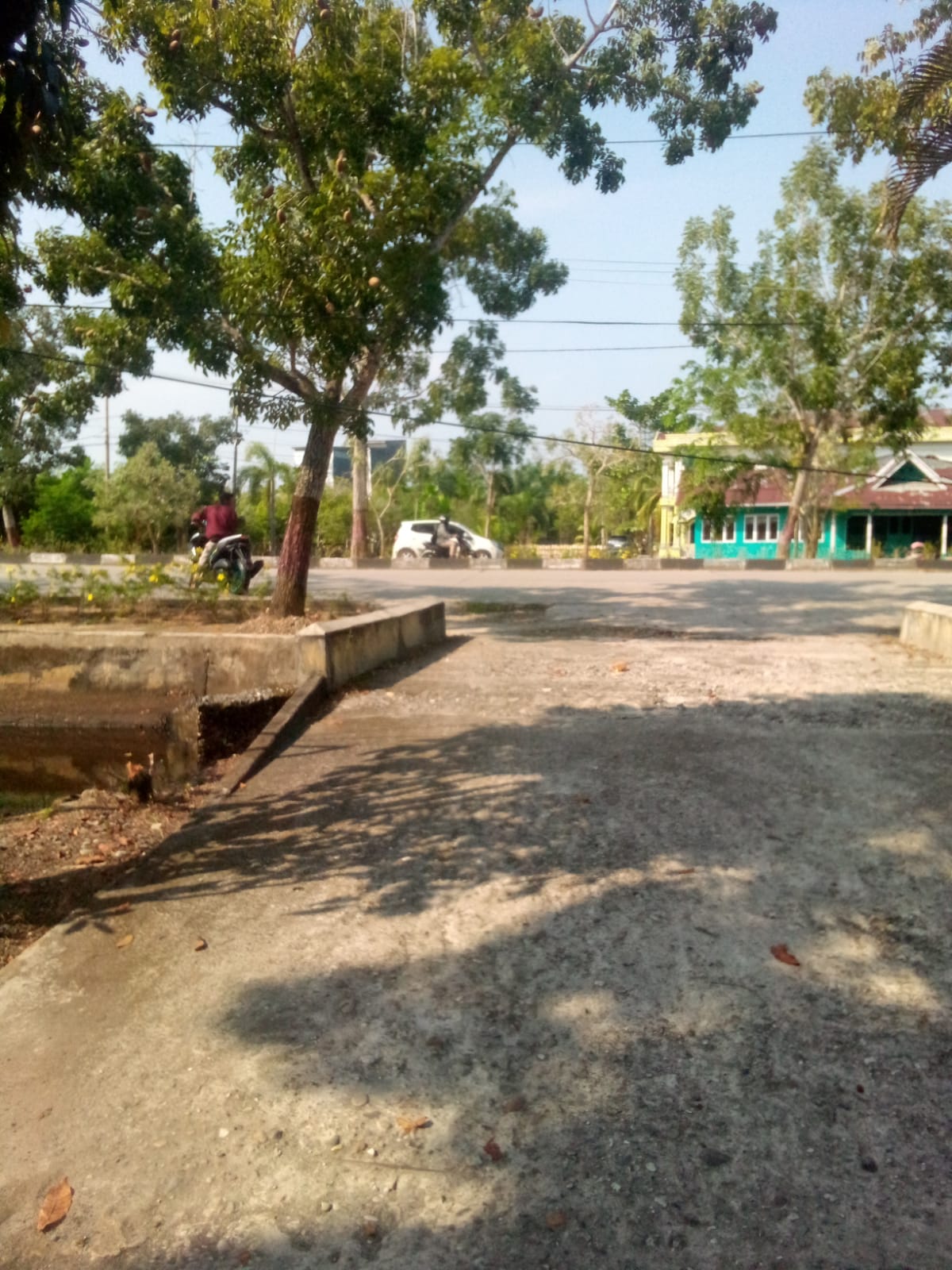 Kabel PLN Semrawut di Disdukcapil Rokan Hilir Dinilai Membahayakan Warga