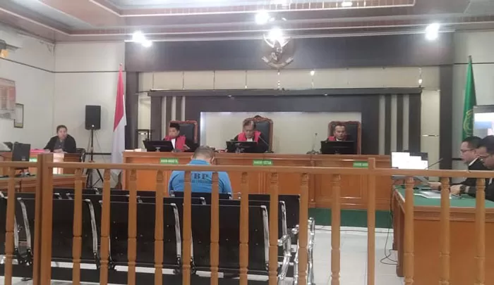 Majelis hakim Pengadilan Negeri Pekanbaru membacakan putusan terhadap Hendra alias Hendra Ong, mantan Manajer KTV D’Poin, dalam sidang vonis kasus 1.005 pil ekstasi, Rabu (4/2/2026).
