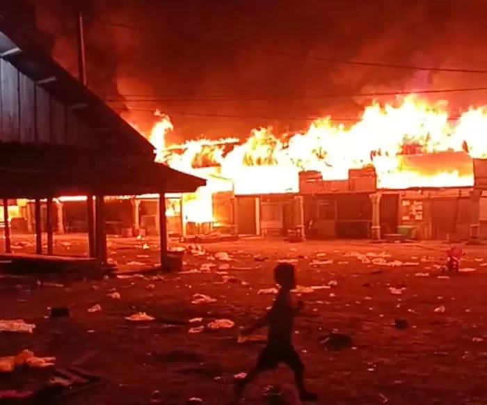 Kobaran api melalap deretan ruko dan rumah warga di Pasar Rabu, Desa Pekan Tebih, Kecamatan Kepenuhan Hulu, Kabupaten Rokan Hulu, Rabu (11/2/2026) malam. Sedikitnya 25 unit bangunan dilaporkan hangus terbakar, diduga akibat arus pendek listrik.