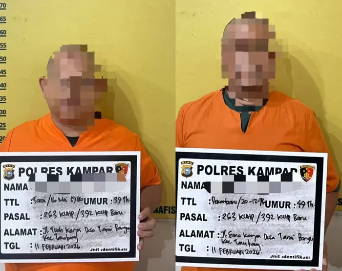 Dua tersangka dugaan pemalsuan surat tanah, masing-masing Kepala Desa dan Sekretaris Desa Tarai Bangun, saat diamankan di Mapolres Kampar, Rabu (11/2/2026).
