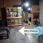 Petugas kepolisian melakukan olah tempat kejadian perkara (TKP) di rumah korban di Kecamatan Minas, Kabupaten Siak, lokasi ditemukannya seorang wanita tewas bersimbah darah. Jenazah korban dievakuasi ke RS Bhayangkara untuk keperluan autopsi.