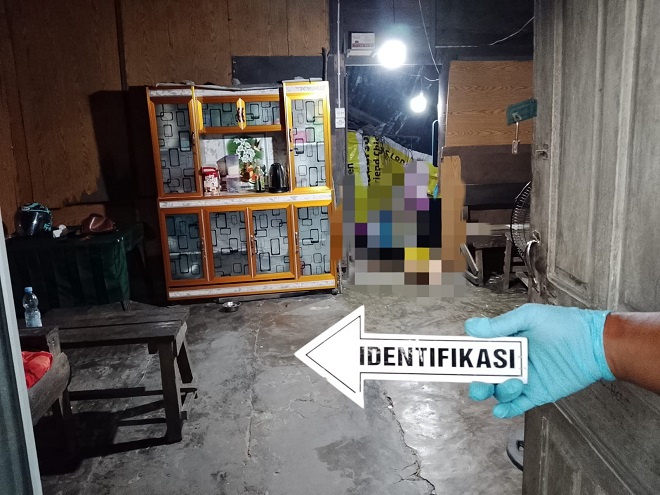 Petugas kepolisian melakukan olah tempat kejadian perkara (TKP) di rumah korban di Kecamatan Minas, Kabupaten Siak, lokasi ditemukannya seorang wanita tewas bersimbah darah. Jenazah korban dievakuasi ke RS Bhayangkara untuk keperluan autopsi.