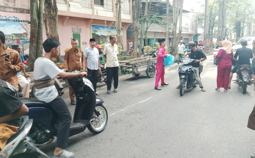 Dinas PUPR Rohil Bersama TP PKK Gelar Aksi Berbagi Takjil