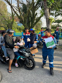 Perwira HCC Kilang Pertamina Dumai Berbagi Ratusan Paket Takjil kepada Masyarakat
