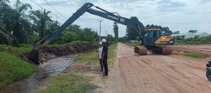 Apical Perkuat Infrastruktur Lingkungan melalui Normalisasi Saluran Parit di Lubuk Gaung