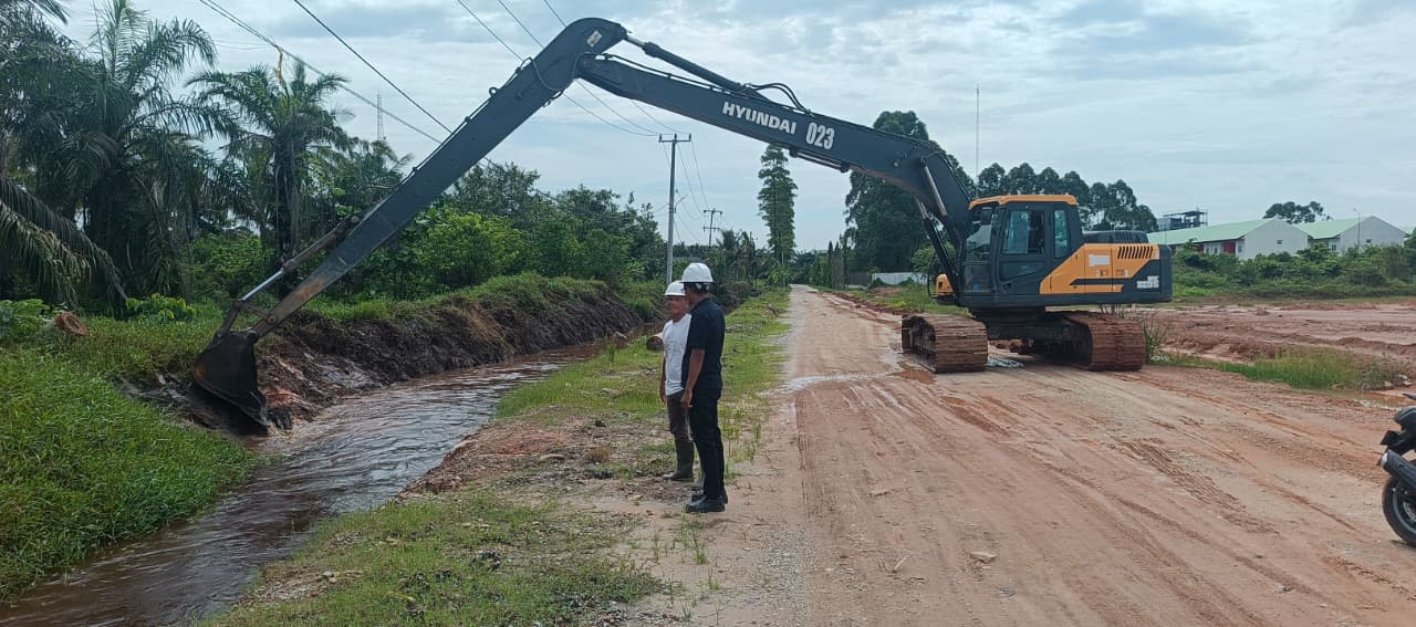 Apical Perkuat Infrastruktur Lingkungan melalui Normalisasi Saluran Parit di Lubuk Gaung