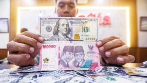 Rupiah Jebol Rp17.500 per Dolar AS, Dunia Usaha Mulai Tertekan