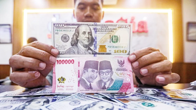 Rupiah Jebol Rp17.500 per Dolar AS, Dunia Usaha Mulai Tertekan