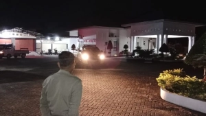 Rumah Dinas Sekda Kuansing Dijaga Brimob, Tim KPK Keluar Disusul Wabup Kuansing Muklisin
